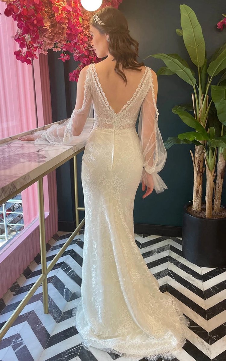 Casual A-line Scalloped Tulle Sweep Train Wedding Dresses with Appliques