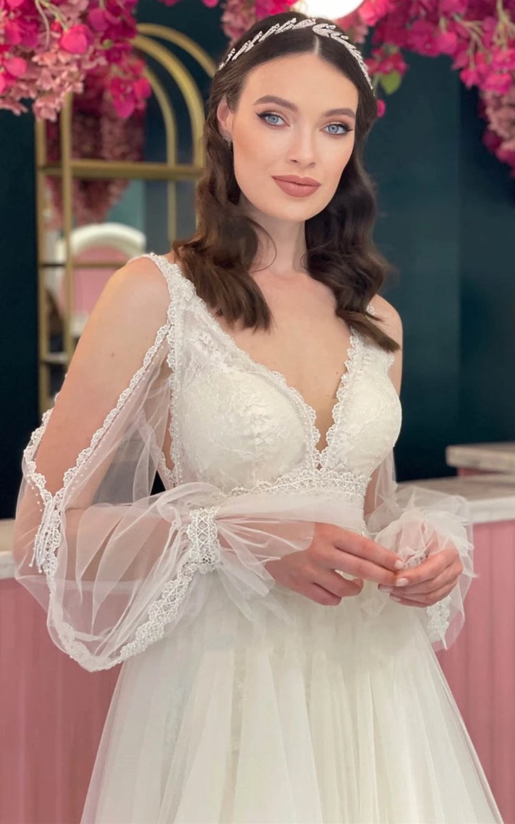 Casual A-line Scalloped Tulle Sweep Train Wedding Dresses with Appliques
