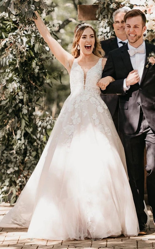 Adorable A-line Lace Wedding Dresses with Appliques And Illusion Deep-V Back