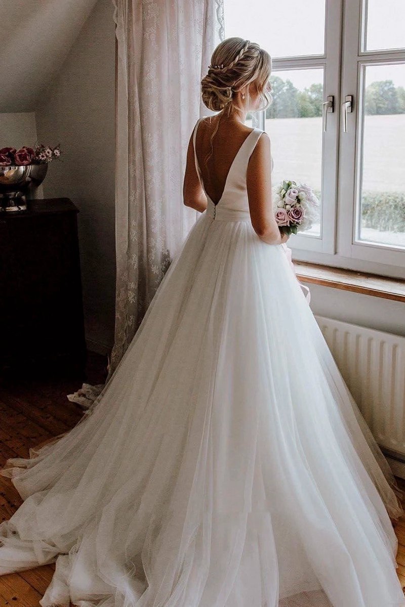 Sleeveless Deep V-back Ethereal Ballgown with Bow And Tulle Wedding Dresses