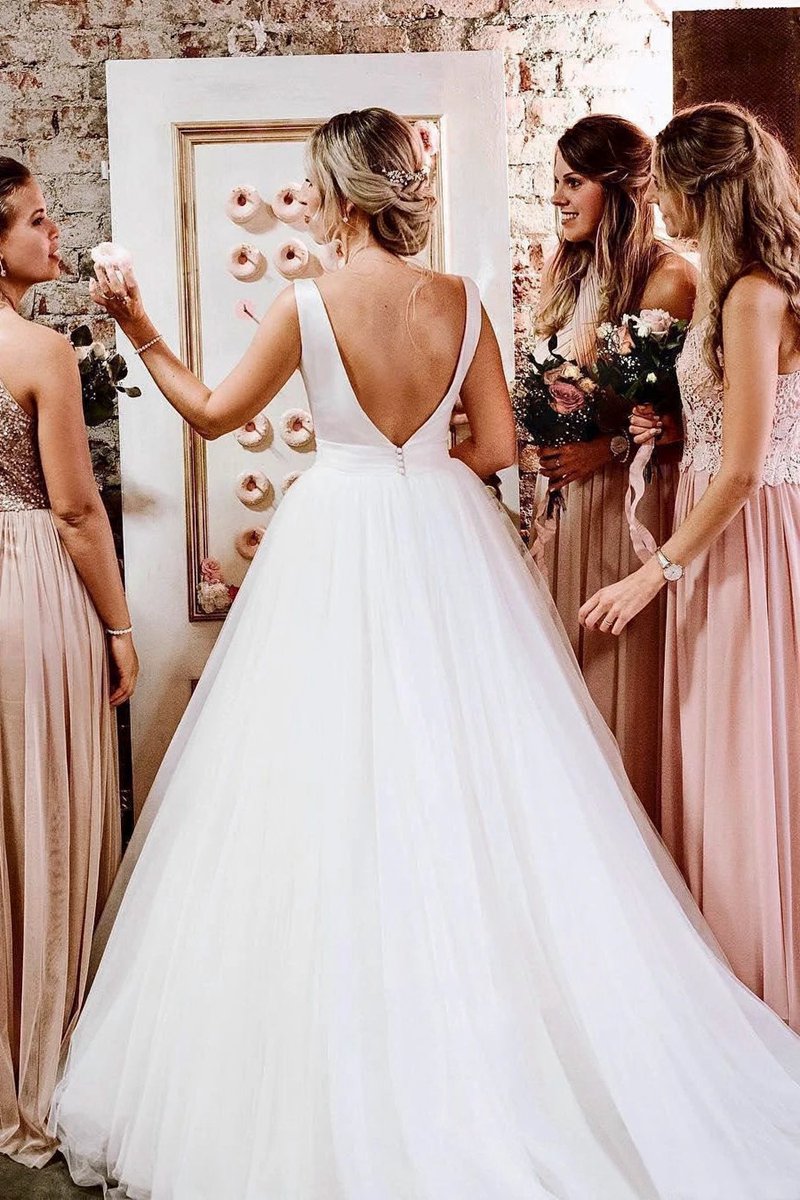 Sleeveless Deep V-back Ethereal Ballgown with Bow And Tulle Wedding Dresses