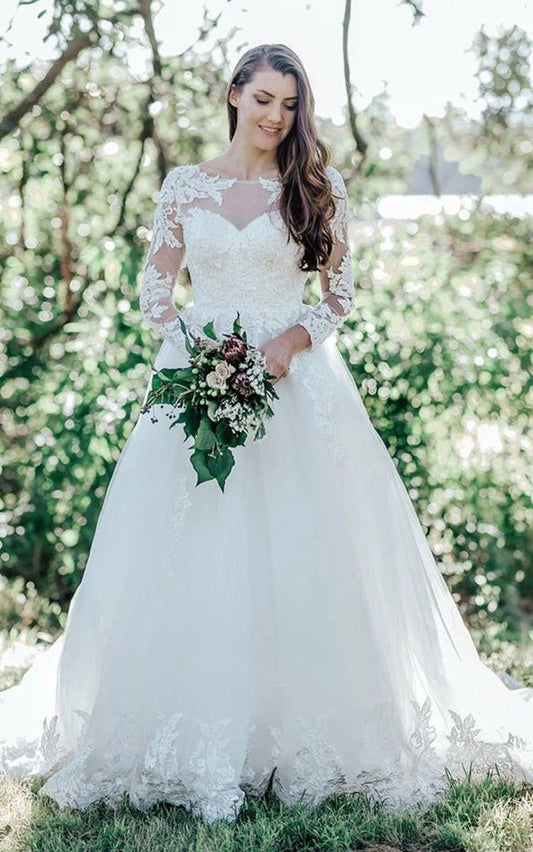Vintage Lace Tulle Bateau Ball Gown Court Train Wedding Dresses with Appliques