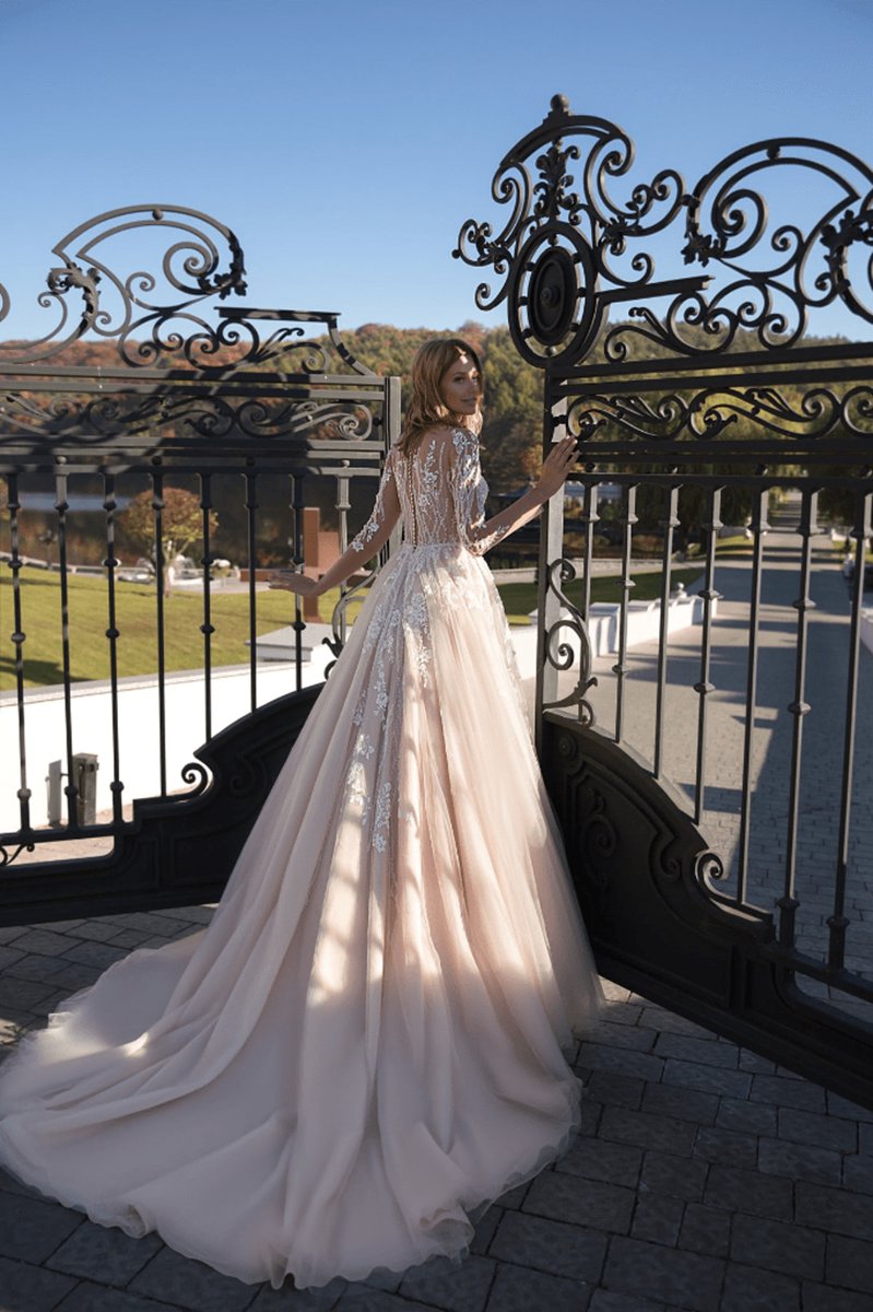 Simple Jewel Long Sleeve Brush Train Tulle Ball Gown Wedding Dresses with Appliques