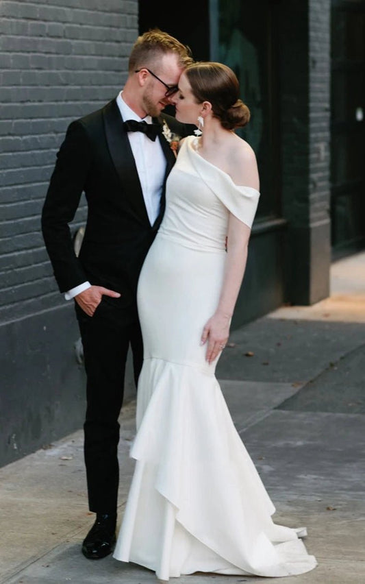 Mermaid One-shoulder Satin Wedding Dresses Sleeveless with Court Train