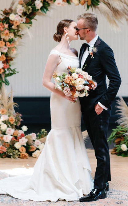 Mermaid One-shoulder Satin Wedding Dresses Sleeveless with Court Train