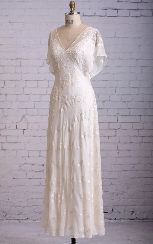 Vintage Graceful Floral V-neck V-back Side Button Decorated Lace Wedding Dresses with Butterfly Sleeves