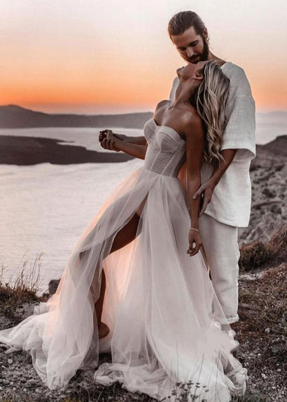 Romantic A-line Sweetheart Tulle Beach Wedding Dresses with Slit