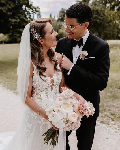 Charming A-line V Neck Tulle Wedding Dresses with Appliques