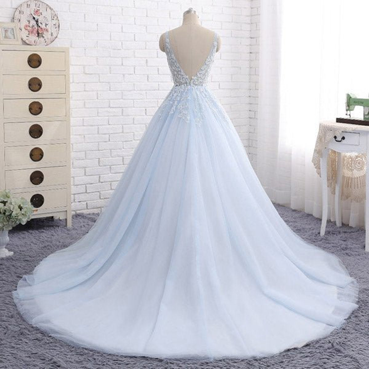 Quinceanera Dresses Ball Gown Chapel Train V Neck Sleeveless Backless Appliques Prom Dresses