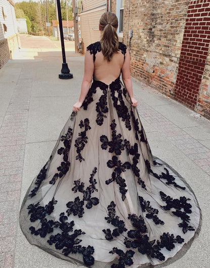 Open Back Court Train Wedding Dresses with Appliques